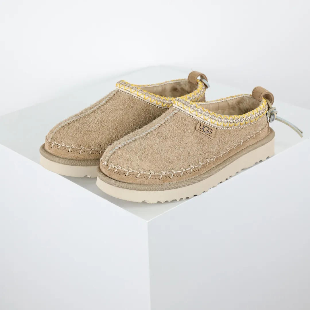 Copywriting price 💰580 The core recommendation is good price. The platform’s foreign trade is exclusively for UGG UGG women’s snow boots 1171444. Produced by the ten-year-old brand shoemaking factory production line. Pay attention to every detail. Longfeng A-grade genuine sheep fur is integrated. It is built in full compliance with the ZP process. Size: 35 36 37 38 39 40